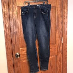 NEW LISTING! Mudd Skinny Jeans